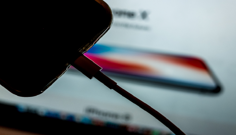 هل بطارية آيفون ضعيفة استبدلها الآن قبل أن ترتفع تكلفة خدمة آبل في عام